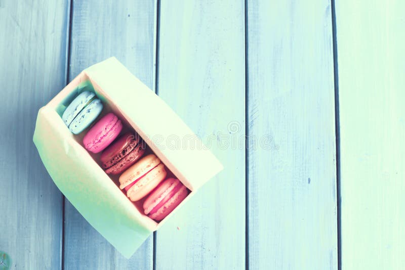 Bolinhos de amêndoa coloridos em uma caixa fotografia de stock royalty free