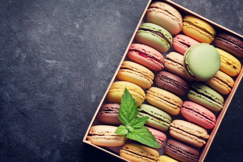Bolinhos de amêndoa coloridos em uma caixa fotos de stock