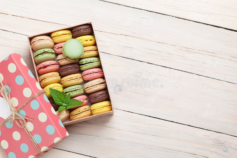 Bolinhos de amêndoa coloridos em uma caixa de presente imagem de stock