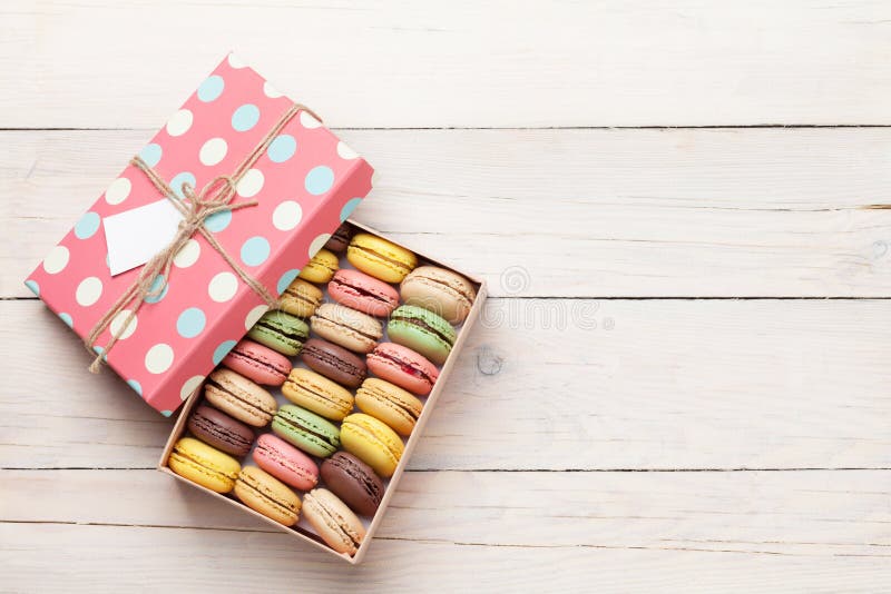 Bolinhos de amêndoa coloridos em uma caixa de presente fotografia de stock royalty free