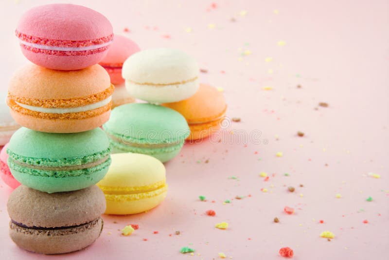 Macarons coloridos sobre fundo rosa fotos de stock royalty free