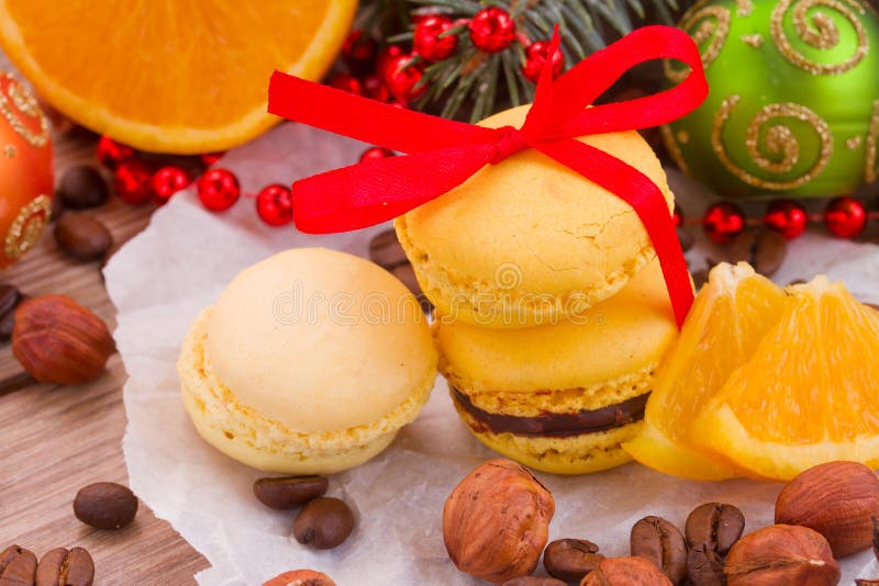 Bolinhos de amêndoa com árvore e decorações de Natal fotos de stock royalty free Bolinhos de amêndoa com árvore e decorações de Natal fotos de stock royalty free