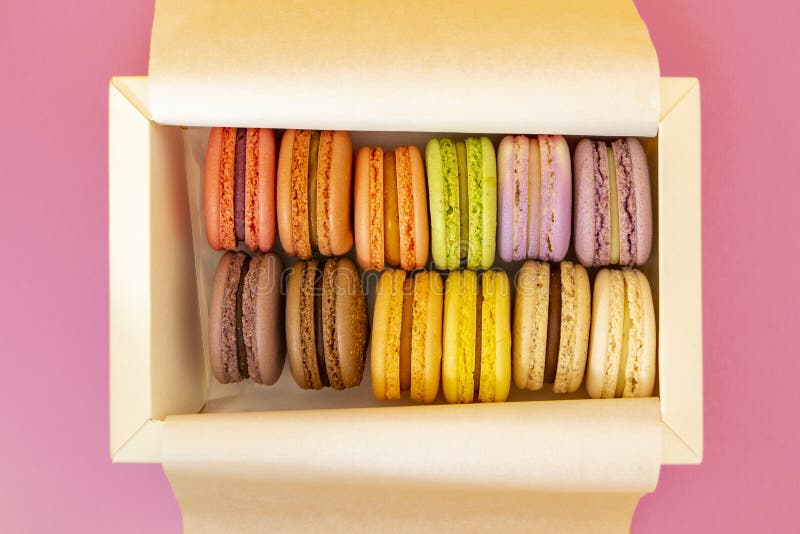 Bolinhos de amêndoa franceses do bolo, macarons coloridos doces na caixa branca no fundo cor-de-rosa fotos de stock Bolinhos de amêndoa franceses do bolo, macarons coloridos doces na caixa branca no fundo cor-de-rosa fotos de stock