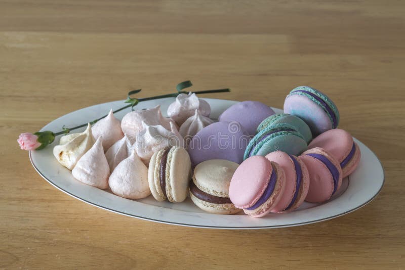 Bolinhos de amêndoa ou macaron francês doce e colorido no branco cerâmico foto de stock Bolinhos de amêndoa ou macaron francês doce e colorido no branco cerâmico foto de stock