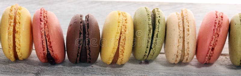 Bolinhos de amêndoa ou macaron francês doce e colorido no fundo branco foto de stock Bolinhos de amêndoa ou macaron francês doce e colorido no fundo branco foto de stock