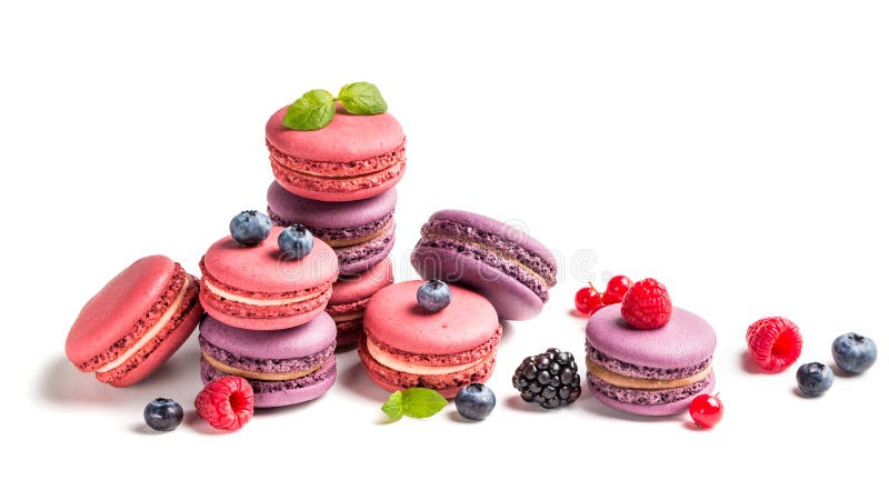 Bolinhos de amêndoa saborosos com frutos no fundo branco foto de stock Bolinhos de amêndoa saborosos com frutos no fundo branco foto de stock