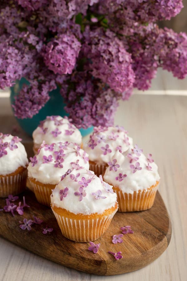 Nana's - Bolos, cupcakes e afins: Bolo lilás com flores - aniversário 18  anos