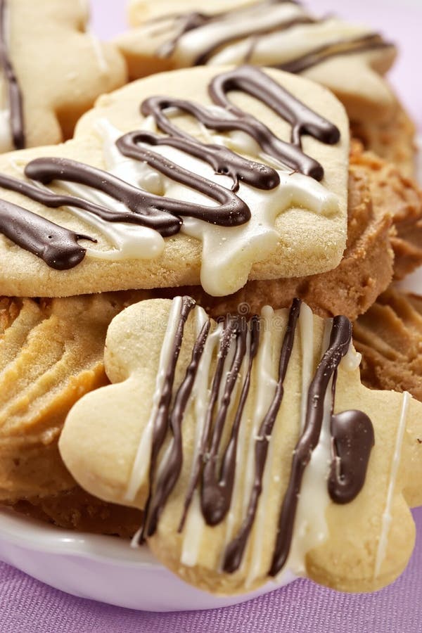 Biscoitos cobertos com glacê de chocolate imagem de stock royalty free