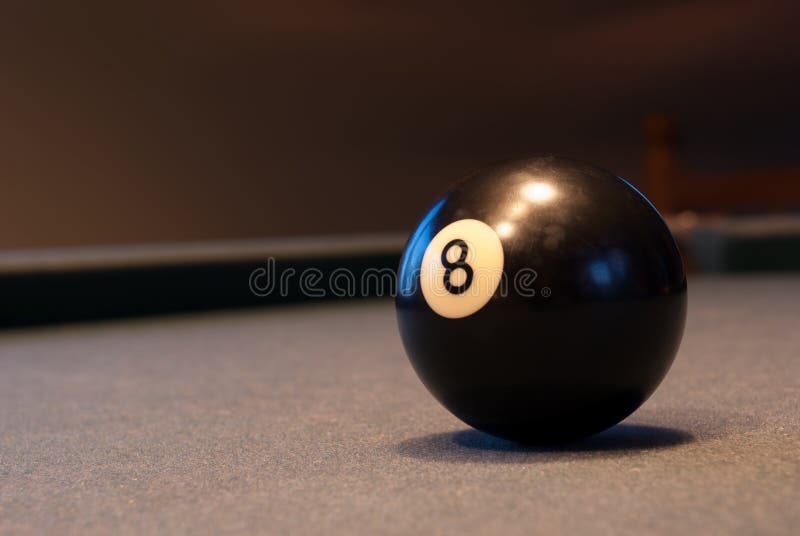 Boll 8 av leken för snookerpöltabell arkivbild Boll 8 av leken för snookerpöltabell arkivbild