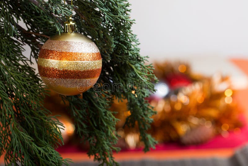 Boll på julgranen för jul och garnering för nytt år royaltyfri fotografi Boll på julgranen för jul och garnering för nytt år royaltyfri fotografi