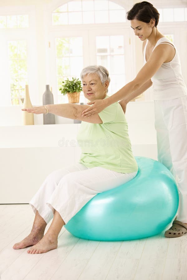 boll som gör den fit höga kvinnan för övning arkivbilder boll som gör den fit höga kvinnan för övning arkivbilder