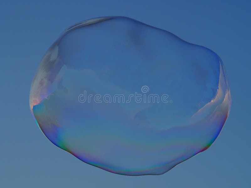 Bolla traballante enorme che riflette un arcobaleno felice di colore appena circa per scoppiare fotografia stock Bolla traballante enorme che riflette un arcobaleno felice di colore appena circa per scoppiare fotografia stock