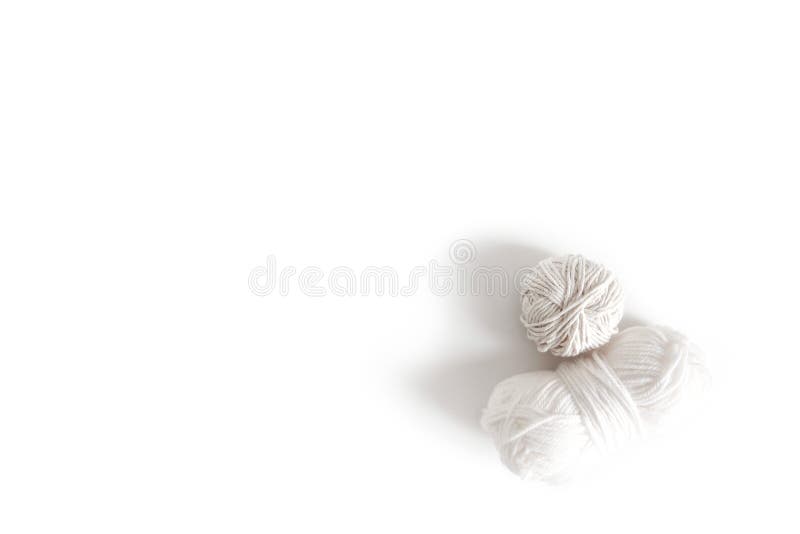 Bollar av vitt garn Isolerad skein av ullbohologoen Utrymme f?r text arkivfoto Bollar av vitt garn Isolerad skein av ullbohologoen Utrymme f?r text arkivfoto