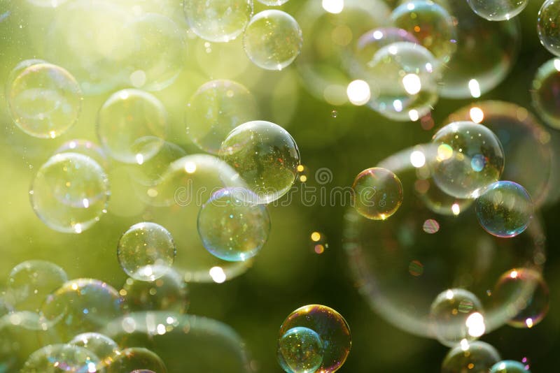Bolle di luce solare e di sapone di estate fotografie stock libere da diritti Bolle di luce solare e di sapone di estate fotografie stock libere da diritti