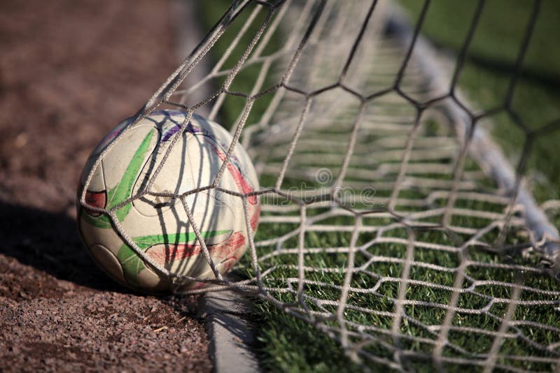 bollen förtjänar fotboll royaltyfri fotografi bollen förtjänar fotboll royaltyfri fotografi