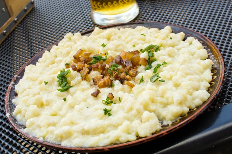 Bollen met schapenkaas - traditionele Slowaakse schotel stock afbeeldingen Bollen met schapenkaas - traditionele Slowaakse schotel stock afbeeldingen