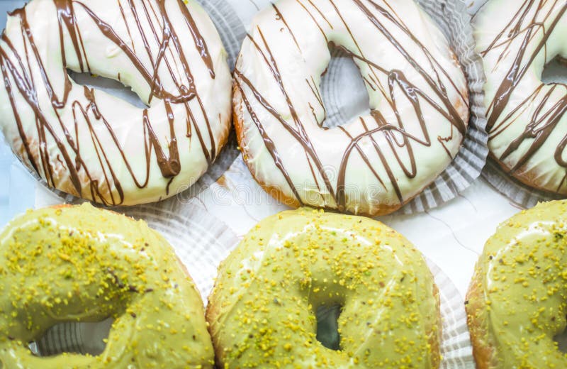 Donuts Y Bollería En Un Estudio Aislado En Blanco Foto de archivo - Imagen  de gordo, colorido: 196599778