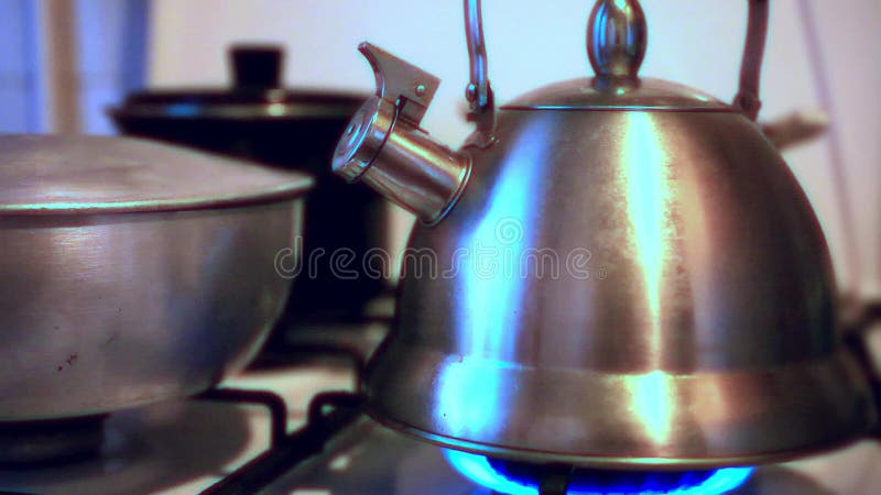 Bollitore di tè con vapore sopra una stufa di gas calda