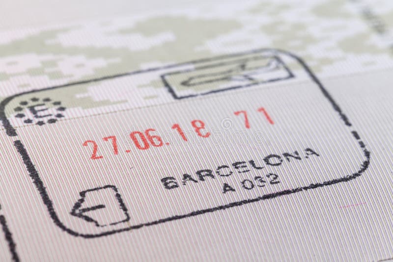 Bollo della dogana dell'aeroporto di Barcellona sull'arrivo nel passaporto fotografie stock libere da diritti Bollo della dogana dell'aeroporto di Barcellona sull'arrivo nel passaporto fotografie stock libere da diritti