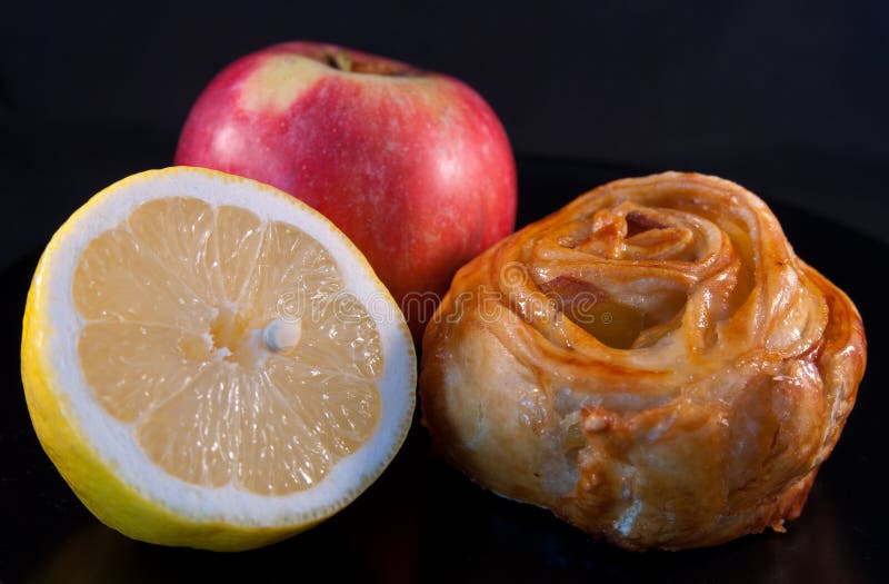 Bollo, limón y manzana roja fotografía de archivo libre de regalías Bollo, limón y manzana roja fotografía de archivo libre de regalías