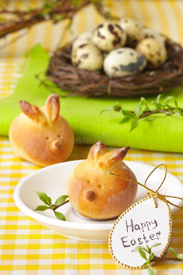 Bollos del conejito de pascua. fotos de archivo Bollos del conejito de pascua. fotos de archivo