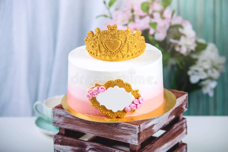 Bolo Cor-de-rosa Bonito Com Uma Coroa Na Tabela Ao Aniversário Para Uma  Princesa Foto de Stock - Imagem de tradicional, delicioso: 97248876