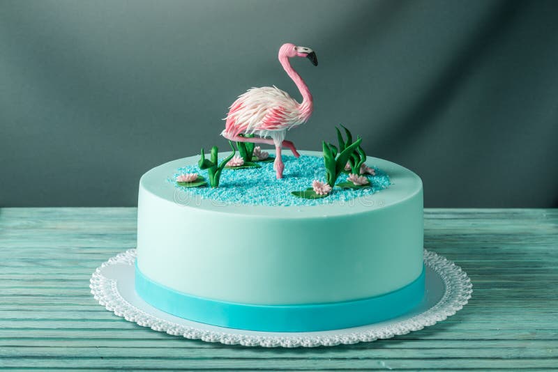 Bolo Cor-de-rosa Bonito Com Uma Coroa Na Tabela Ao Aniversário Para Uma  Princesa Imagem de Stock - Imagem de bebê, azul: 97248887