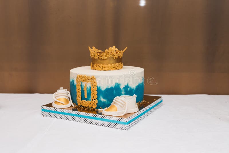 Detalhes Decorativos De Um Bolo De Aniversário Feito Para Garotinha Em Azul  E Branco Imagem de Stock - Imagem de padaria, delicioso: 239592891