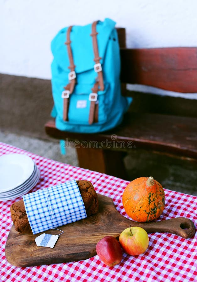 Bolo com maçãs, trouxa da libra do pão da abóbora, piquenique do outono fotografia de stock Bolo com maçãs, trouxa da libra do pão da abóbora, piquenique do outono fotografia de stock