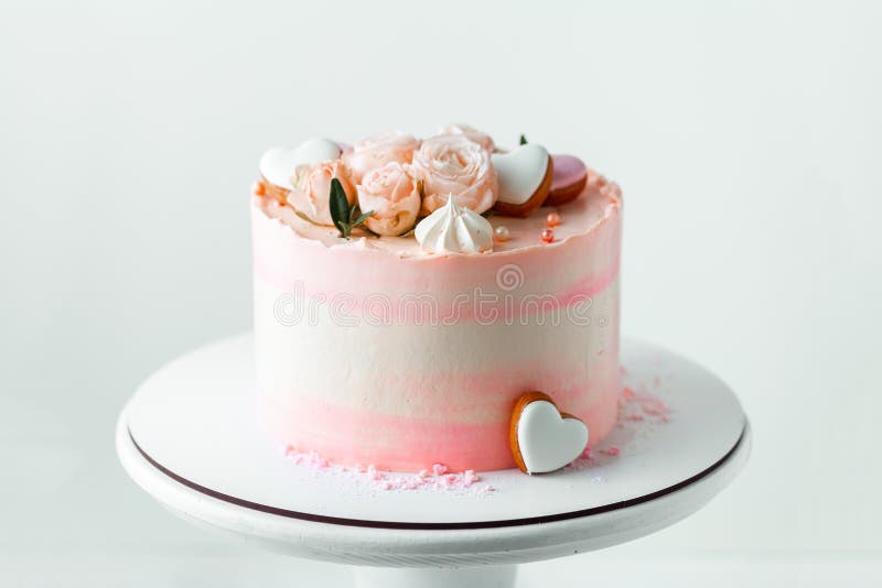 Bolo alto com manchas rosa. bolo delicado com merengue para