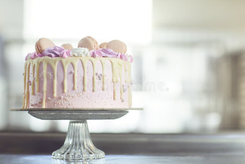 Bolos nus bonitos decorados com macaron e flor rosa em fundo de