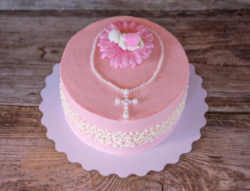 Bolo Cor-de-rosa Bonito Com Uma Coroa Na Tabela Ao Aniversário
