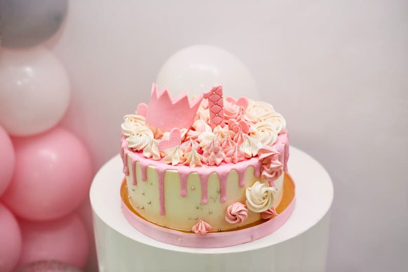 Bolo Cor-de-rosa Bonito Com Uma Coroa Na Tabela Ao Aniversário Para Uma  Princesa Foto de Stock - Imagem de tradicional, delicioso: 97248876