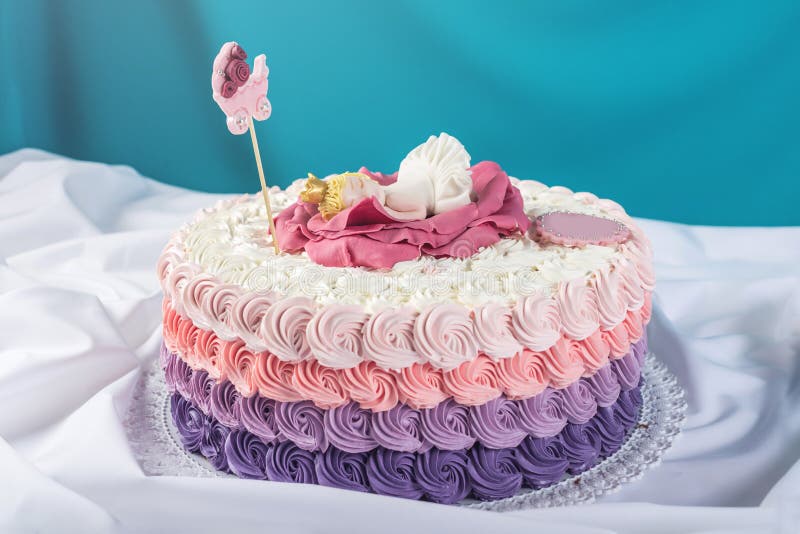 Bolo de Princesa decrado com chantilly rosa lilás azul e verde com topo de  coroa