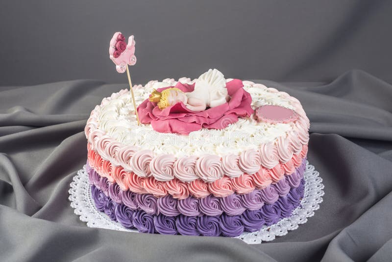 Bolo Cor-de-rosa Bonito Com Uma Coroa Na Tabela Ao Aniversário Para Uma  Princesa Foto de Stock - Imagem de tradicional, delicioso: 97248876