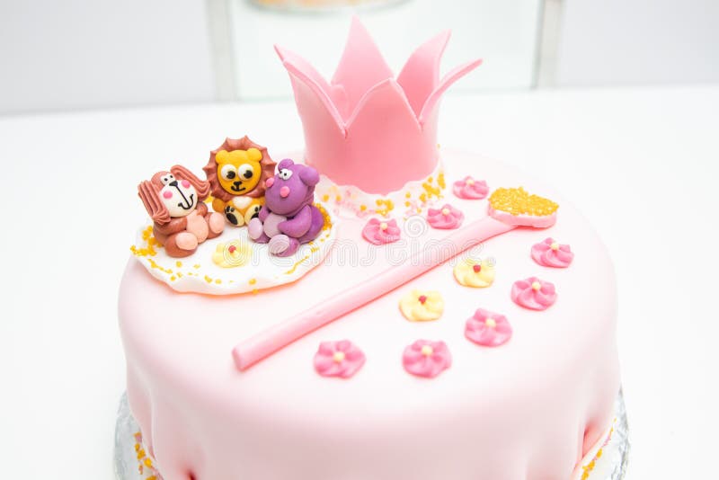 Bolo Cor-de-rosa Bonito Com Uma Coroa Na Tabela Ao Aniversário Para Uma  Princesa Foto de Stock - Imagem de tradicional, delicioso: 97248876