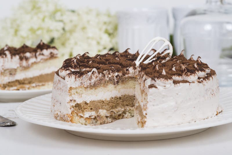 Bolo cremoso na placa na tabela foto de stock royalty free