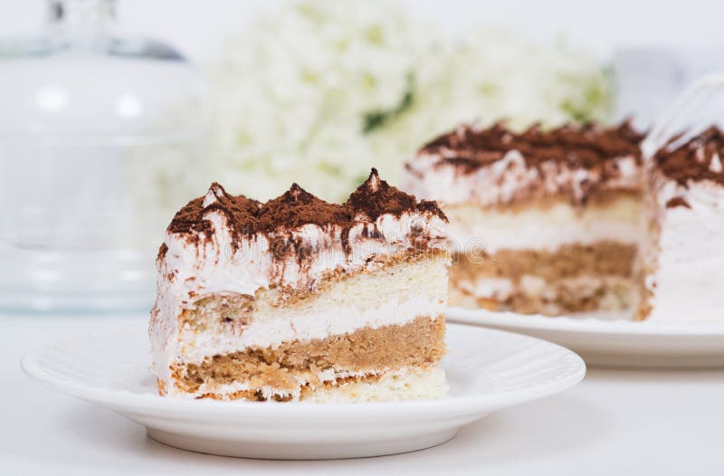 Bolo cremoso na placa na tabela fotos de stock royalty free