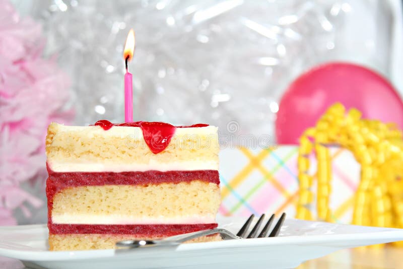 Bolo De Anivers?rio Estratificado Imagem de Stock - Imagem de dourado,  doce: 154712937