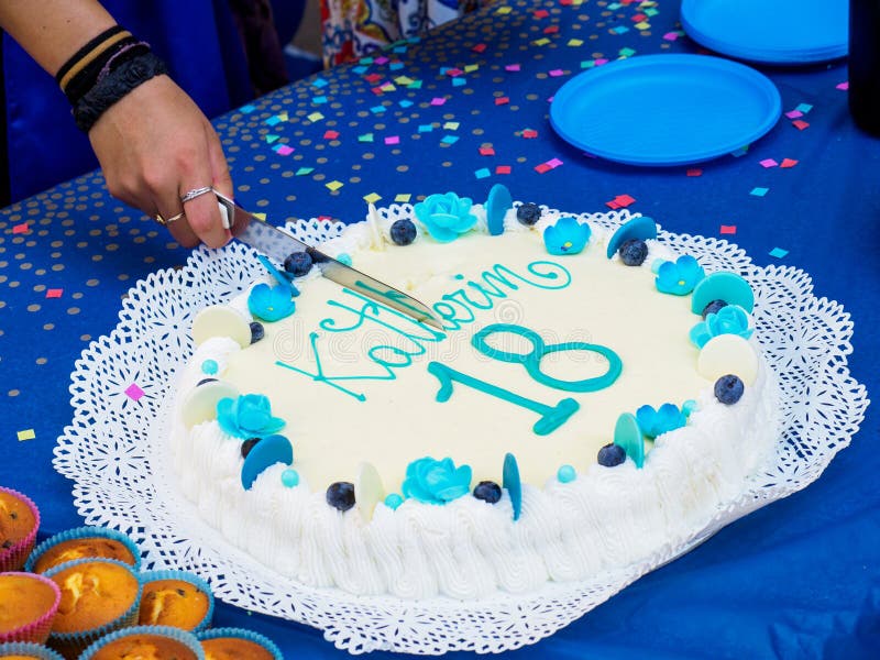 Bolo Bonito No Aniversário Da Menina Por 18 Anos Foto de Stock - Imagem de  flor, padaria: 136077638