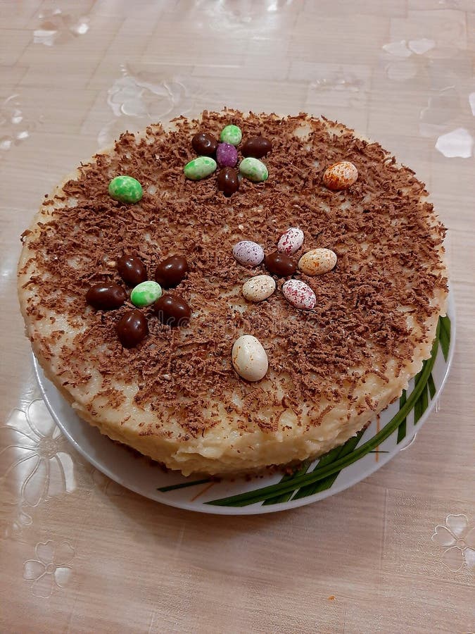 Bolo De Aniversário De Creme Cor-de-rosa Festivo Decorado Com Borboletas De  Waffle. Bolo Sobre Fundo Branco. Isolado. Imagem de Stock - Imagem de  partido, confeitaria: 269533369