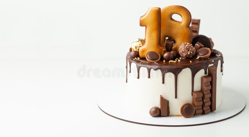 Bolo De Aniversário Decorado Com Biscoitos De Pão-de-gengibre Na Forma De  Personagens De Jogos De Computador Online. Entre Nós. Bo Foto de Stock  Editorial - Imagem de cosmonauta, vermelho: 240751378