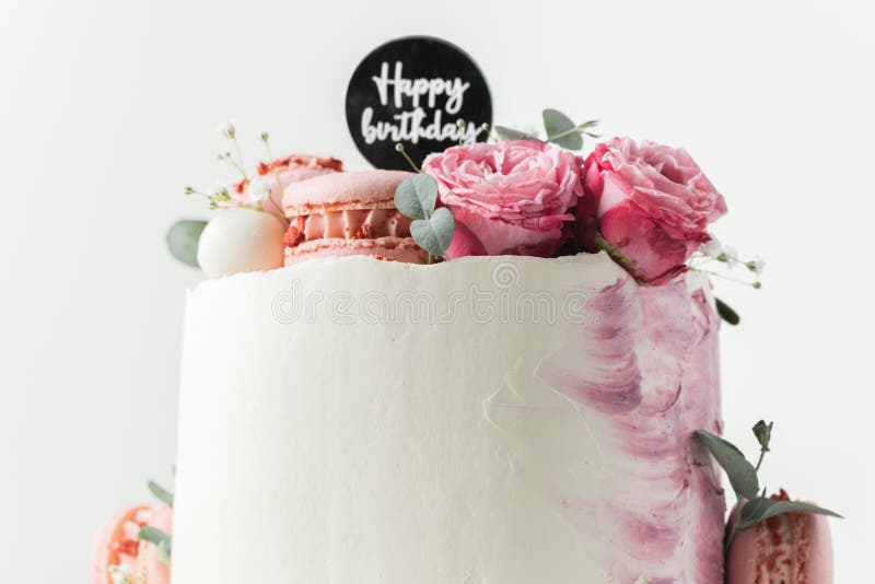 Foto de Bolo Rosa Moderno Com Rosas Frescas E Macaroons Conceito