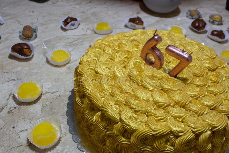 Bolo De Anivers?rio Estratificado Imagem de Stock - Imagem de dourado,  doce: 154712937