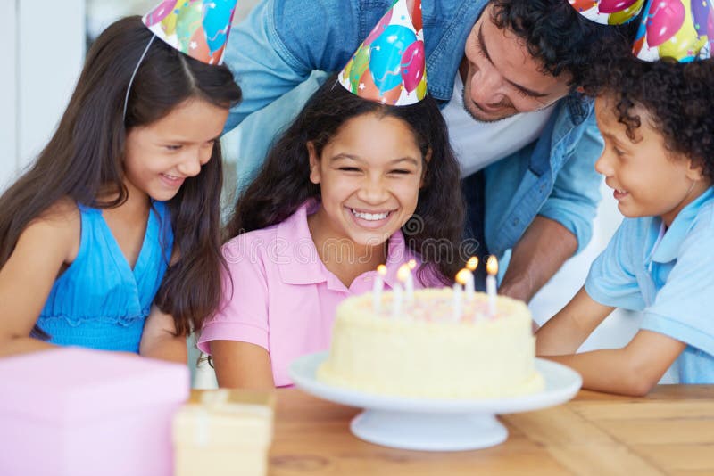 Pai e filho comem sobremesa com sementes de chia e mangas à beira