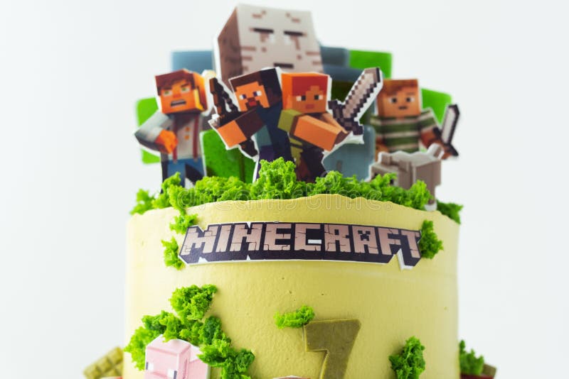 Bolo De Aniversário Para Fã De Um Jogo Minecraft Sobre Fundo Verde. Bolo  Para Um Guelezinho Decorado Com Grama Verde Comestível Foto de Stock  Editorial - Imagem de delicioso, paisagem: 242805188