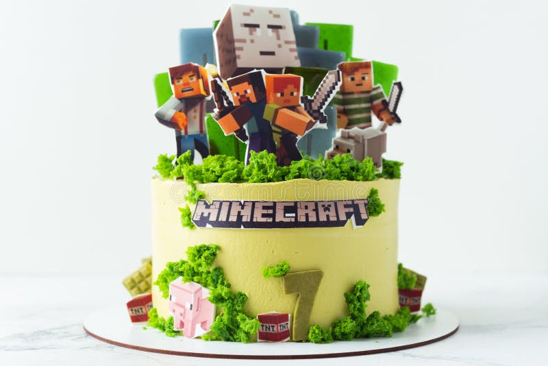 Bolo De Aniversário Decorado Com Biscoitos De Pão-de-gengibre Na Forma De  Personagens De Jogos De Computador Online. Entre Nós. Bo Foto de Stock -  Imagem de bolo, vermelho: 238804904