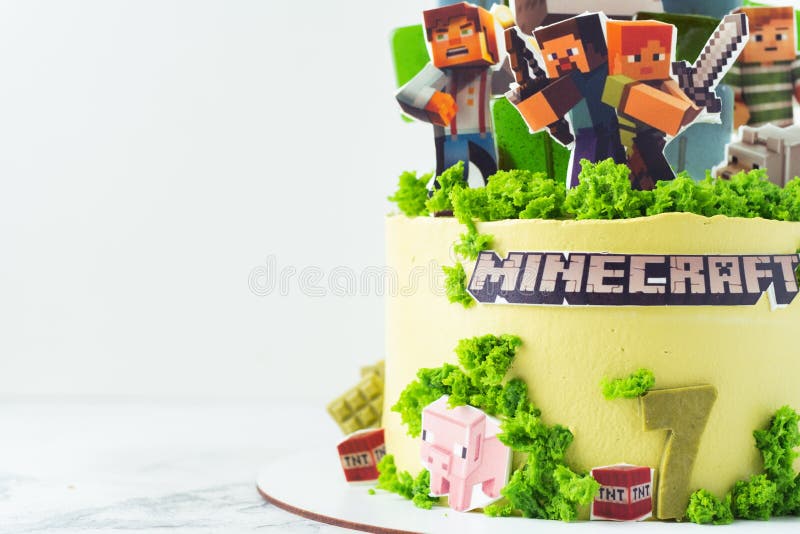 Bolo De Aniversário Para Fã De Um Jogo Minecraft Sobre Fundo Branco. Bolo  Para Um Guelezinho Decorado Com Grama Verde Comestível Imagem Editorial -  Imagem de ilustrativo, computador: 250834155