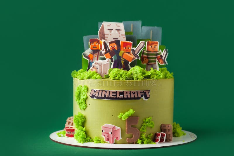 Bolo De Aniversário Para Fã De Um Jogo Minecraft Sobre Fundo Verde. Bolo  Para Um Guelezinho Decorado Com Grama Verde Comestível Foto de Stock  Editorial - Imagem de delicioso, paisagem: 242805188