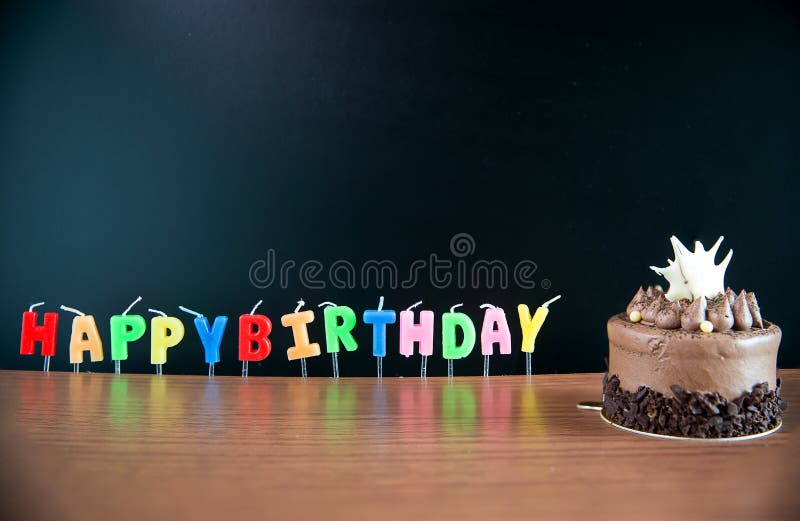 Bolo de aniversário na frente de um quadro Mini bolo fotos de stock royalty free Bolo de aniversário na frente de um quadro Mini bolo fotos de stock royalty free